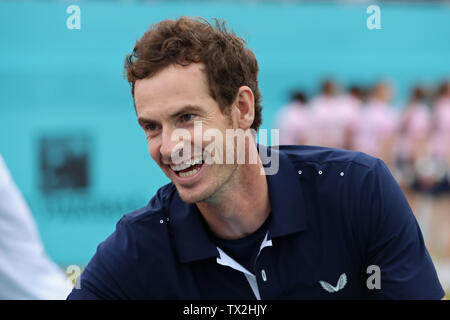 London, Großbritannien. 23. Juni 2019. Andy Murray (GBR) feiert mit seinem Team nach dem Gewinn der Mens verdoppelt sich das Fieber Baum Tennis Meisterschaften im Queen's Club, West Kensington am Sonntag, den 23. Juni 2019. (Credit: Jon Bromley | MI Nachrichten) Credit: MI Nachrichten & Sport/Alamy leben Nachrichten Stockfoto