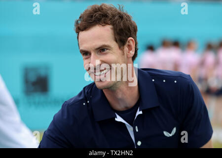 London, Großbritannien. 23. Juni 2019. Andy Murray (GBR) feiert mit seinem Team nach dem Gewinn der Mens verdoppelt sich das Fieber Baum Tennis Meisterschaften im Queen's Club, West Kensington am Sonntag, den 23. Juni 2019. (Credit: Jon Bromley | MI Nachrichten) Credit: MI Nachrichten & Sport/Alamy leben Nachrichten Stockfoto