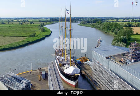 Wewelsfleth, Deutschland. 24. Juni, 2019. Das Segelschiff "Peking" ist ausgedockt (Aufnahme mit einer Drohne). Die traditionelle Sailor 'Peking' soll sich auf seine eigene Kiel wieder zu schwimmen nach einer längeren Liegezeit. Die Arbeiten sollen im Mai 2020 abgeschlossen sein. Die 'Peking' wird später seinen letzten Liegeplatz in der geplanten deutschen Hafen Museum im Hamburger Hafen haben. Credit: Carsten Rehder/dpa/Alamy leben Nachrichten Stockfoto