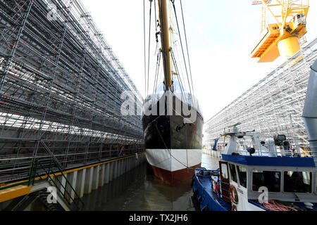 Wewelsfleth, Deutschland. 24. Juni, 2019. Das Segelschiff "Peking" liegt vor dem Ausdocken in der Werft. Die traditionelle Sailor 'Peking' soll sich auf seine eigene Kiel wieder zu schwimmen nach einer längeren Liegezeit. Die Arbeiten sollen im Mai 2020 abgeschlossen sein. Die 'Peking' wird später seinen letzten Liegeplatz in der geplanten deutschen Hafen Museum im Hamburger Hafen haben. Credit: Carsten Rehder/dpa/Alamy leben Nachrichten Stockfoto