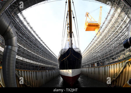 Wewelsfleth, Deutschland. 24. Juni, 2019. Das Segelschiff "Peking" liegt vor dem Ausdocken in der Werft. Die traditionelle Sailor 'Peking' soll sich auf seine eigene Kiel wieder zu schwimmen nach einer längeren Liegezeit. Die Arbeiten sollen im Mai 2020 abgeschlossen sein. Die 'Peking' wird später seinen letzten Liegeplatz in der geplanten deutschen Hafen Museum im Hamburger Hafen haben. (Geschossen mit einem Fischaugenobjektiv) Credit: Carsten Rehder/dpa/Alamy leben Nachrichten Stockfoto