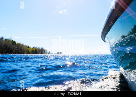 Seitenansicht Beschleunigung angeln Motorboot mit Tropfen Wasser. Blue Ocean Meer Wasser Welle Reflexionen mit schnellen Fischen Yacht. Motorboot im blauen Ozean Stockfoto