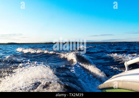 Seitenansicht Beschleunigung angeln Motorboot mit Tropfen Wasser. Blue Ocean Meer Wasser Welle Reflexionen mit schnellen Fischen Yacht. Motorboot im blauen Ozean Stockfoto