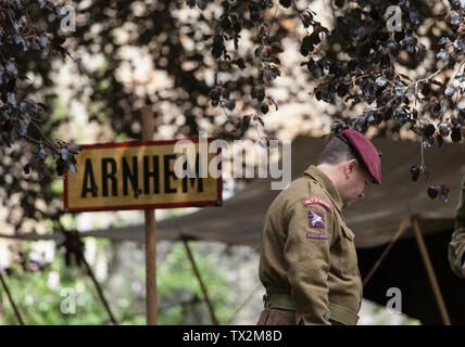 Oxfordshire und Buckinghamshire Airborne Soldat mit gesenktem Kopf neben einem Arnhem unterzeichnen, Barnard Castle, 1940 Wochenende 2019. Stockfoto