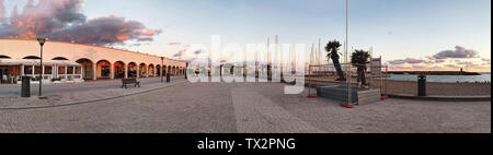 Ostia Lido Rom, Italien, 16. Januar 2019: Panoramablick Sonnenuntergang an der Marina in Ostia Lido ein Stadtteil von Rom an der Küste, es ist Fußgängerzone mit Stockfoto