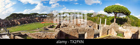 Blick auf die Ruinen der Thermen von Nettuno und den angrenzenden Turnhallen in den archäologischen Ausgrabungen von Ostia Antica in Rom - Ital. Stockfoto