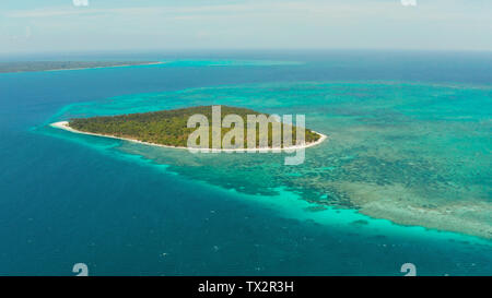 Marine: tropische Inseln mit weißen Stränden unter Atolle und Coral Reef, Ansicht von oben. Sommer und Reisen Urlaub Konzept. Stockfoto
