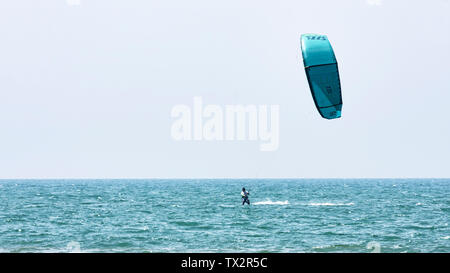 Lido dei Pini, Italien - April 25,2014: Auf der Römischen Meer von Lido dei Pini Strand Athlet führt Kitesurfen zwischen Wellen und Schaum, ein idealer Tag mit Ro Stockfoto