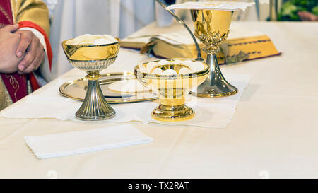 Katholische religiöse Feier der Eucharistie - selektive Fokus Stockfoto