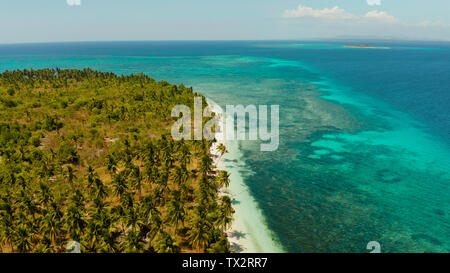 Sandstrand und den tropischen Inseln von Atoll mit Korallenriff, Ansicht von oben. Patongong Insel mit Sandstrand. Sommer und Reisen Urlaub Konzept. Stockfoto