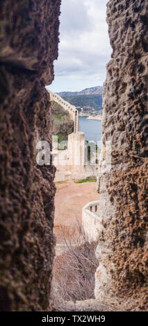 Blick auf die steinernen Turm aus dem Schlupfloch der antiken Festung am Meer. Stockfoto