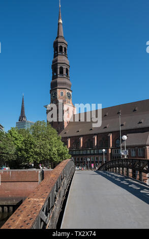 Der St. Catherine Kirche (St. Katharinen), ein backsteingotik lutherischen Kirche in der Speicherstadt, Hamburg, Deutschland. Stockfoto