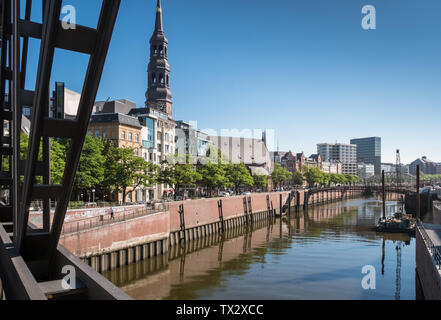 Der St. Catherine Kirche (St. Katharinen), ein backsteingotik lutherischen Kirche in der Speicherstadt, Hamburg, Deutschland. Stockfoto