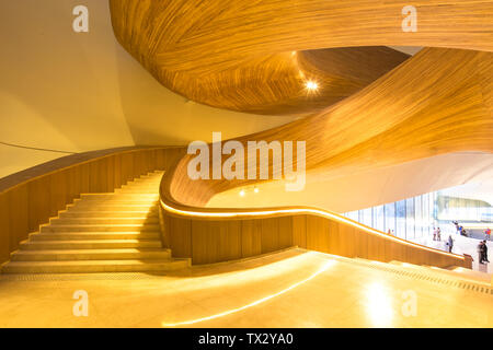 Holztreppe in das moderne hotel Stockfoto