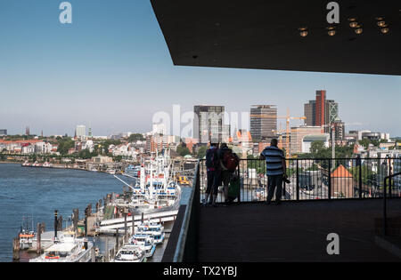 Erhöhte Ansicht (37 m hoch), der Elbe und am Hafen von ELBPHILHARMONIE PLAZA, Hamburg, Deutschland Stockfoto