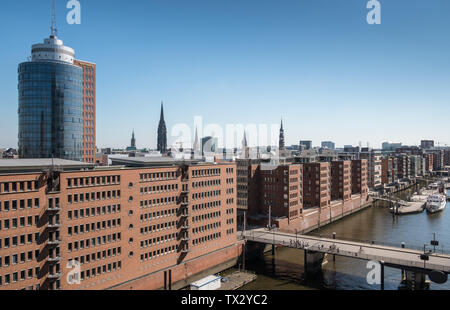 Ansicht der Am Sandtorkai, mit Santorhafen Hafen neben, Speicherstadt, HafenCity, Hamburg, Deutschland Stockfoto