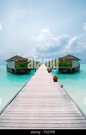 Meeru Island Malediven April 2019. - Amazing tropical Overwater Bungalow Resort am Strand. Stockfoto