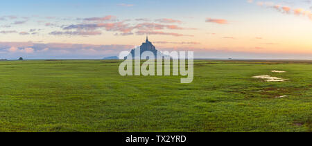 Panoramablick auf den Mont Saint Michel Abtei auf der Insel, Normandie, Frankreich, Europa im Sonnenaufgang Stockfoto