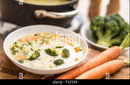 Gemüsesuppe aus Brokkoli Karotten und Zwiebeln und anderen Zutaten. Gesunde vegetarische Lebensmittel und Mahlzeiten Stockfoto