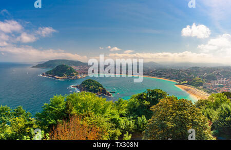 Spanien, Baskenland, San Sebastián, oder Donostia mit Strand La Concha in einem schönen Sommertag Stockfoto