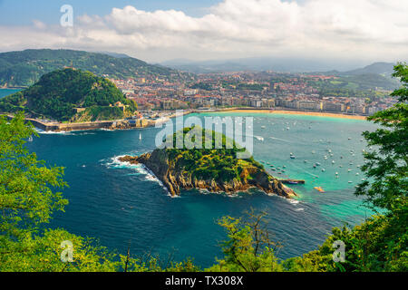 Luftaufnahme der türkisfarbenen Bucht von San Sebastian oder Donostia mit Strand La Concha in einem schönen Sommertag, Baskenland, Spanien Stockfoto