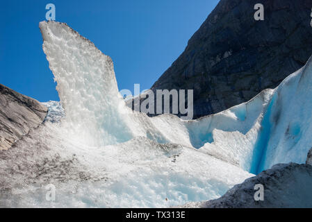 Ice Peak auf dem Gletscher Briksdalsbreen an einem sonnigen Sommer in Norwegen Stockfoto