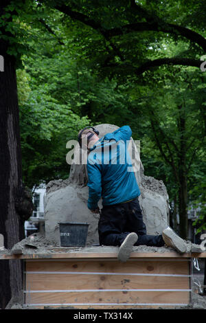 Mann Erstellen einer Sand Skulptur an der Straße Lange Voorhout - Teil des Festivals aan Zee - in Den Haag - Den Haag, Rotterdam Niederlande Stockfoto