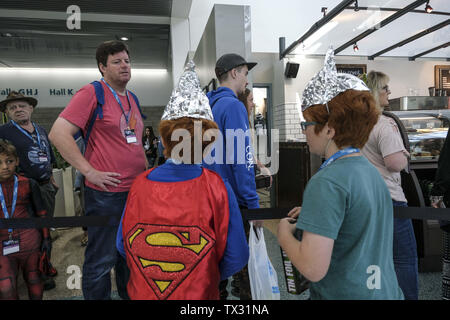 Los Angeles, CA, USA. 23. Juni 2019. Lukas und Max. Sprechen Sie mit Ihrem Papa, Mark über Aliens, an diesen Jahren AlienCon LA. E Netzwerke & Unfug zu präsentieren AlienCon Los Angeles 2019. Credit: Jason Ryan/ZUMA Draht/Alamy leben Nachrichten Stockfoto