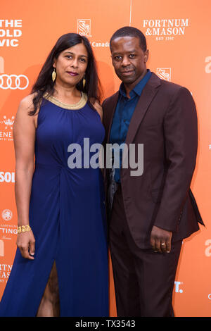 Lolita Chakrabarti und Adrian Lester an der Old Vic Hochsommer Partei, bei der Brauerei in London. Stockfoto