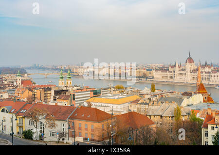 Luftaufnahme des ungarischen Parlaments Gebäude, Donau und Stadtbild in Budapest, Ungarn Stockfoto