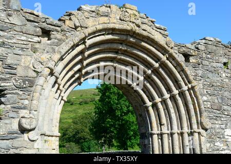 Romanischer Torbogen am Strata Florida Ciistercian Abtei Kloster Abati Ystrad Fflur Pontrhydfendigaid Tregaron Cambrian Mountains Wales Cymru GROSSBRITANNIEN Stockfoto