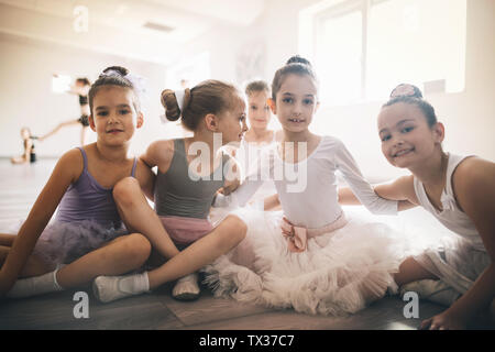 Gruppe von Fit glückliche Kinder trainieren Ballett im Studio zusammen Stockfoto