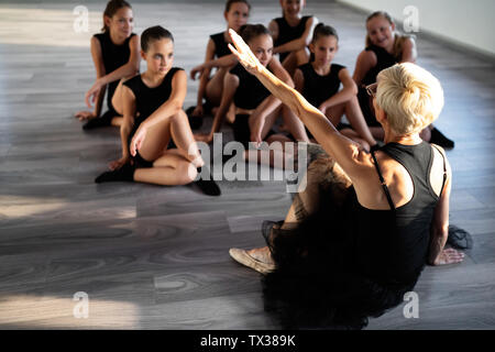 Lehrer und Kinder trainieren Tanz und Ballett in Dance School Stockfoto