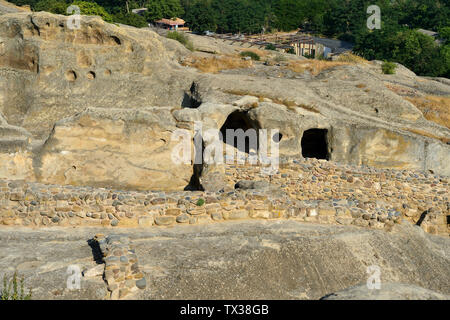 Alte Höhle Stadt Uplistsikhe an einem hellen Sommertag, Georgien Stockfoto