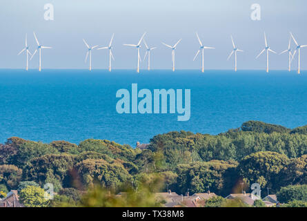 Rapunzeln Offshore-windpark Turbinen im Meer vor der Südküste von England, UK, Land und Gehäuse. Erneuerbare grüne Energie. Klimawandel. Stockfoto