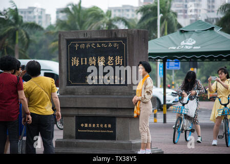 Touristen nehmen Bilder vor der Steintafel an der alten Straße von Jianlou, Stadt Haikou, Hainan Provinz. Stockfoto