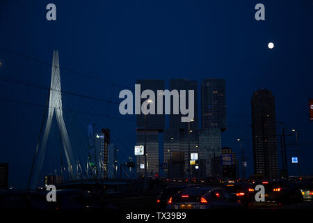 Der Erasmusbrücke über die Nieuwe Maas mit der De Rotterdam Gebäude, nachts Rotterdam Niederlande Stockfoto