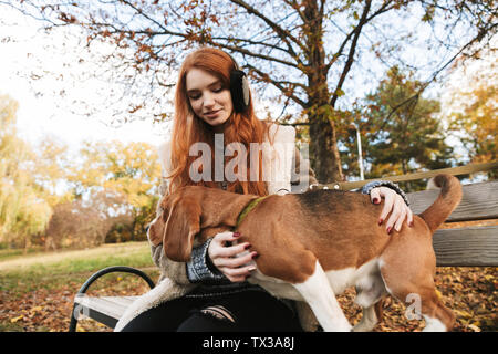 Petting mit jungem rothaarigem Mädchen