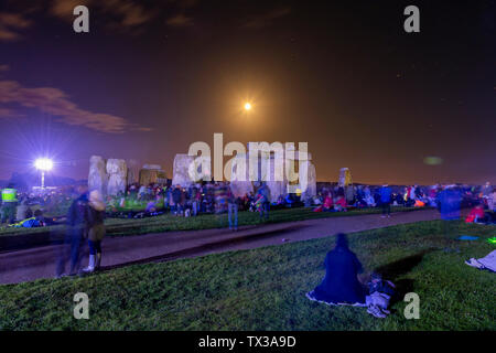Die 2019 Sommersonnenwende in Stonehenge, Wiltshire, UK, sieht eine Menschenmenge in seinen Tausenden zu warten und die Sonne am längsten Tag beobachten. Stockfoto