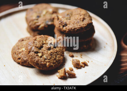 Cookies mit Mutter auf hölzernen Tisch dunklen Hintergrund, in der Nähe Stockfoto