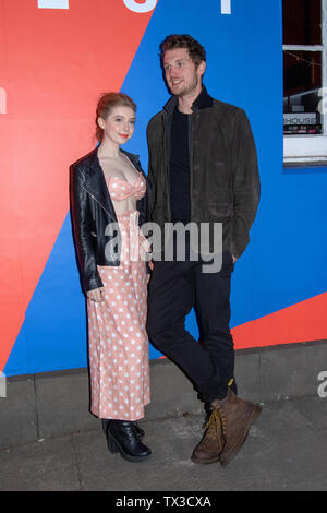 Schauspielerin, Eleanor Worthington-Cox und Direktor, William McGregor, ein Foto für die UK Film Premiere von Gwen, bei Filmhouse, Edinburgh, Schottland. Gwen ist Autor und Regisseur William McGregor die Debüt-Funktion und die 'strotzt vor Spannung und Furcht, mit eindrucksvollen Leistungen und einen angenehmen Gefühl des Makabren." Dieses Screening ist Teil der besten britischen Strand an der Edinburgh International Film Festival 2019 (EIFF), d.h. bis zum 30. Juni. Stockfoto