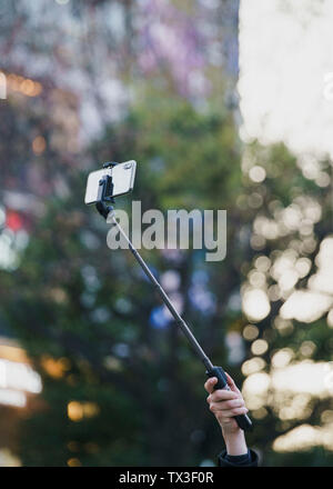 Tourist mit selfie Stick Stockfoto