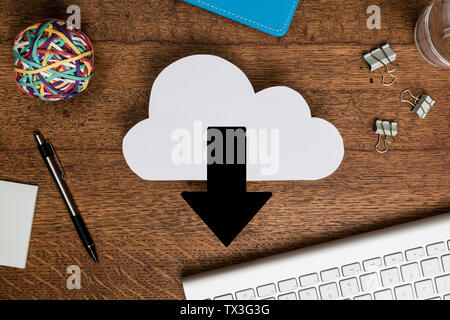 Ansicht von oben Papier cloud und Pfeil auf dem Schreibtisch aus Holz Stockfoto