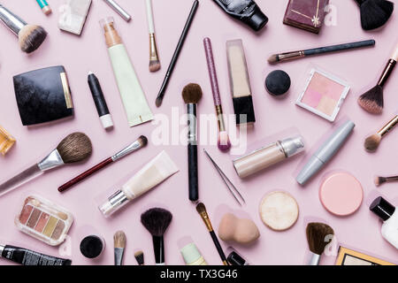 Ansicht von oben Make-up und Make-up-Pinsel auf rosa Hintergrund - knolling Stockfoto