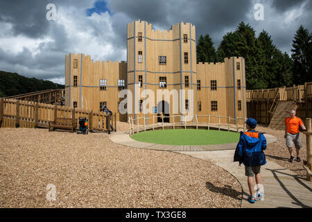 Leeds Castle in der Nähe von Maidstone in Kent, England, UK. Elegant im zwanzigsten Jahrhundert als Herrenhaus von Oliven, Lady Baillie wiederhergestellt. Stockfoto