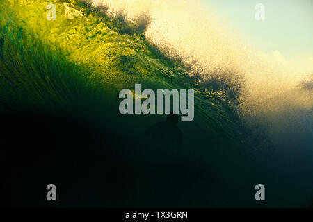 Männliche Surfer durch Ocean Wave, Punta Mita, Nayarit, Mexiko doppelläufige Stockfoto