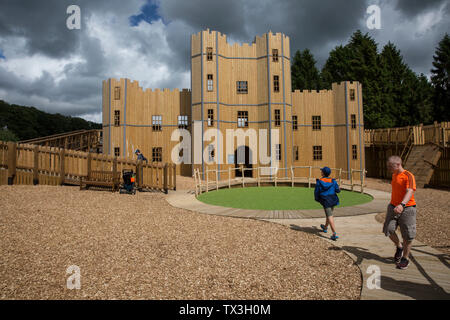 Leeds Castle in der Nähe von Maidstone in Kent, England, UK. Elegant im zwanzigsten Jahrhundert als Herrenhaus von Oliven, Lady Baillie wiederhergestellt. Stockfoto