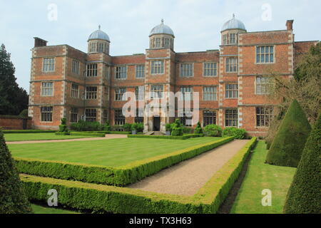 Doddington Halle von den formalen Rasen mit Box Absicherungs- und formschnitt gesehen, Doddington Halle und Gärten, Lincolnshire, Großbritannien Stockfoto