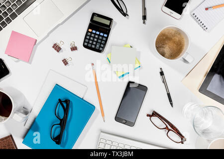 Ansicht der Form über Gegenstände auf unordentlichen Schreibtisch Stockfoto