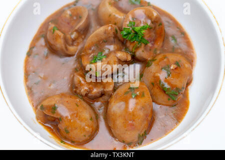 Eine Schüssel deviled (würzig) Lämmer' Nieren, in einer braunen Soße mit gehackter frischer Petersilie, ein altmodisches britisches Frühstück Gericht. Stockfoto